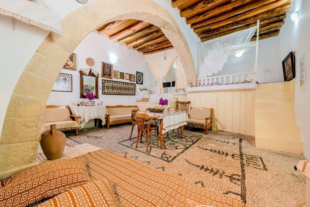 Kamariko Traditional House Afantou Bilik gambar